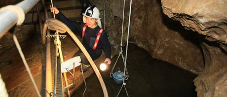 Hasič Jaromír Krbeček spolu s kolegy odčerpává voda z Císařské jeskyně v Moravském krasu
