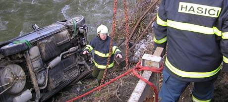 Dva lidé se zranili poté, co jejich auto spadlo do eky Svitavy. Stalo se tak kvli tomu, e se vyhýbali motorkái. Ilustraní foto