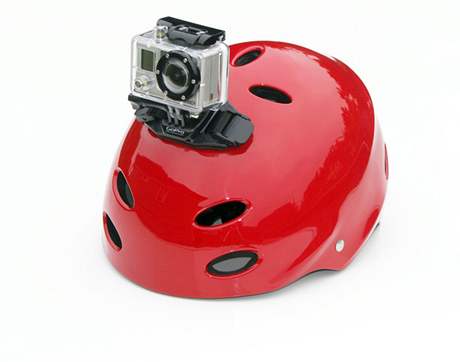 Kamera GoPro se d upevnit i na helmu