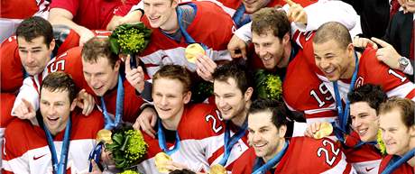 ZLATÍ HOI. Hokejisté Kanady vyhráli v roce 2010 ve Vancouveru zlaté medaile, stejný cíl si stanovili i ped Soi.