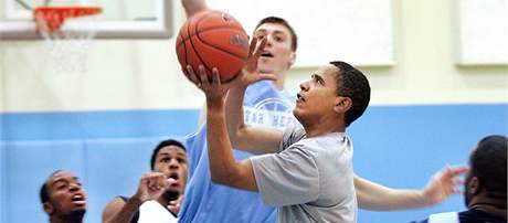 Obama rád sportuje - mezi jeho nejoblíbenjí sporty patí basketbal a golf