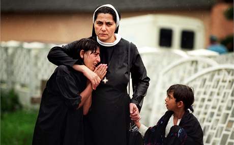 Snímek romské matky truchlící nad ztrátou svých dtí, které se utopily pi záplavách v Jarovnicích (Slovensko) se stal Fotografií roku 1998.