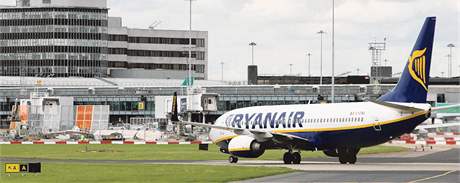 Letadlo spolenosti Ryanair na letiti v Manchesteru. Ilustraní foto