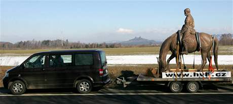 Pevoz jezdeck sochy TGM ze slvrny v Horn Kaln do Ln. (4. bezna 2010)