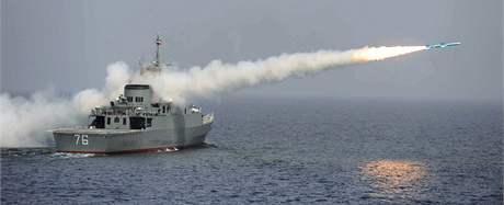 Íránská válená lo Jamaran pi cviné stelb raketami dlouhého doletu Noor. (9. bezna 2010)