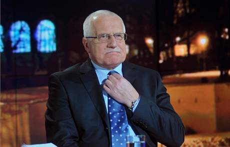 Prezident Václav Klaus se pipravuje na vysílání ve studiu televize Nova, kde vystoupil 2. bezna v poadu Rok s Václavem Klausem.