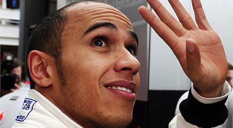 Lewis Hamilton byl po páteních trénincích velmi spokojen.
