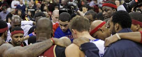 CO S NÍM BUDE? Basketbalisté Clevelandu Cavaliers a Detroitu Pistons se sklánjí ke spolené modlitb pro Rodneyho Stuckeyho, který zkolaboval na stídace.