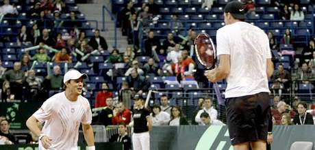 Bob Bryan (vlevo) a John Isner se radují z vítzství ve tyhe.