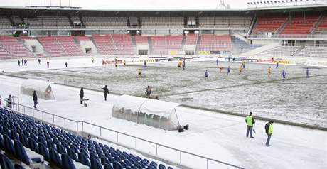 PRÁZDNÝ STADION. Fotbalisté Bohemians 1905 mli od disciplinárky zavený stadion, a tak fanouci na Strahov na duel s Olomoucí nemohli. Tribuny tak zstaly prázdné a pod snhem.