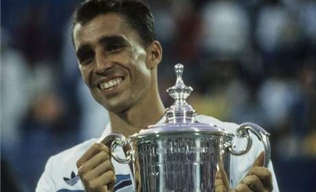 UML TO. Ivan Lendl rád sbíral trofeje, tohle je pohár z US Open 1987.