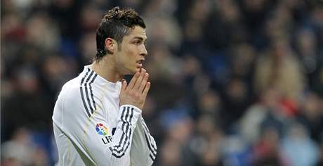 DALÍ PROMARNNÁ ANCE. Cristiano Ronaldo z Realu Madrid lituje nepromnné ance.