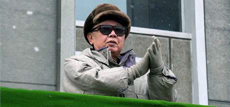 Severokorejský vdce Kim ong-il pi návtv továrny na východ zem.