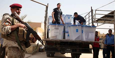Vojáci dohlíejí na peváení uren s hlasy z iráckých voleb
