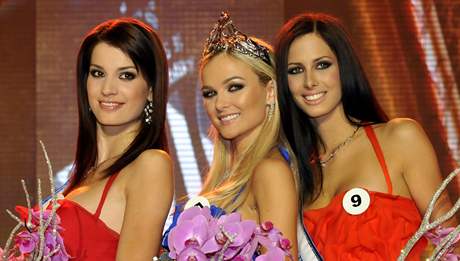 Vítzky slovenské Miss Universe 2010: I. vicemiss Timea Szaboóvá, vítzka Anna Amenová a II. vicemiss Hana Kiková 