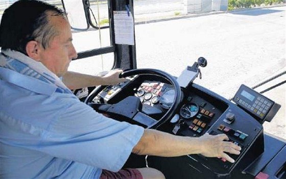 Podobný obrázek jako z bratislavské MHD, kdy ofér bojuje s horkem ortkami a vlhkým runíkem kolem krku, by mli cestující v eských autobusech vidt ím dál mén asto. Ilustraní foto.