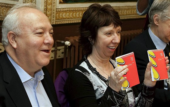 Ministryn zahranií EU Catherine Ashtonová a panlský éf diplomacie Miguel Angel Moratinos v Córdob (6. bezna 2010)