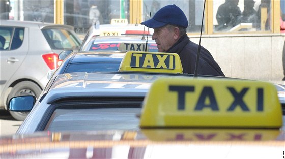 Mezi brnnskými taxikái se rozhoel boj o tyi ádaná parkovací místa ped Hlavním nádraím