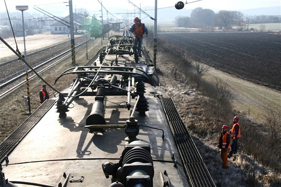 Ped zastávkou ebín narazil nákladní vlak jedoucí z Havlíkova Brodu do Brna do proveného trolejového vedení