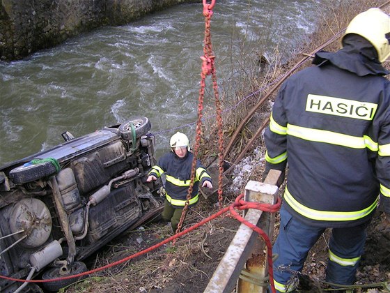 Dva lidé se zranili poté, co jejich auto spadlo do řeky Svitavy. Stalo se tak kvůli tomu, že se vyhýbali motorkáři. Ilustrační foto
