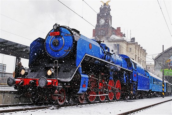 Lokomotiva Albatros na Hlavním nádraží v Praze, hned za ní Masarykův salonní vagon a další vozy běžné soupravy