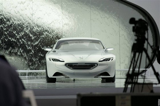 Autosalon eneva - hybridní koncept roadsteru Peugeot SR1