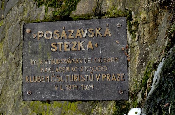 Pamtní deska pipomíná vybudování Posázavské stezky