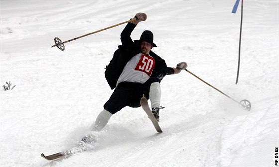 Velké závody v trojkombinaci na historických ski.