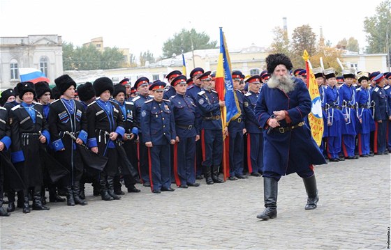 Rutí kozáci na námstí ve mst Novoerkask (14. íjna 2009)