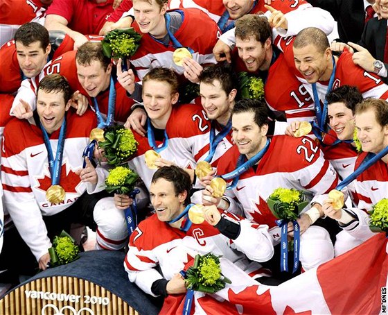 ZLATÍ HOI. Hokejisté Kanady vyhráli v roce 2010 ve Vancouveru zlaté medaile, stejný cíl si stanovili i ped Soi.