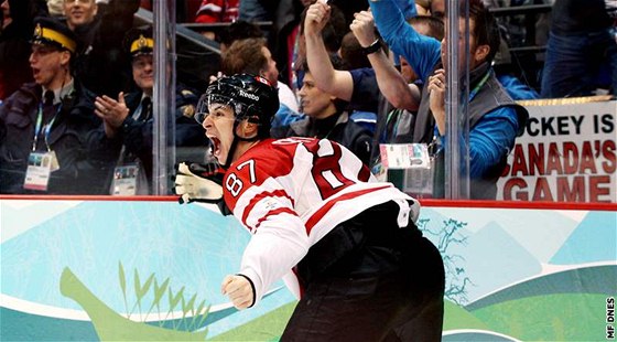 Kanaan Sidney Crosby se raduje z vítzného gólu v hokejovém finále s USA. (28. února 2010)