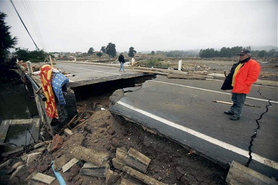 Zemtesením zniený most v chilském Pelluhue. (28. února 2010)