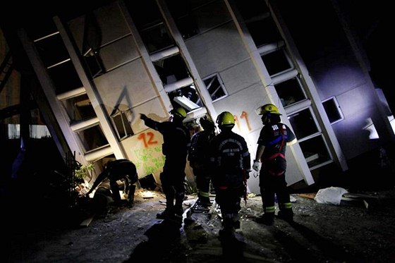 Záchranái prohledávají obytný dm v Concepción. Ilustraní foto