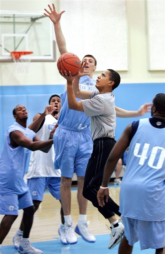 Obama rád sportuje - mezi jeho nejoblíbenjí sporty patí basketbal a golf