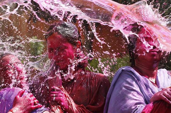 Bhem indického festivalu Holi na sebe lidé stíkají vodu a sypou barevný práek. Svátkem barev, jak se mu také íká, si pipomínají píchod jara. (1. bezna 2010)