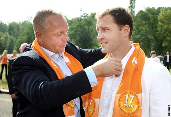 Petr Benda a hokejista Jií légr (oba SSD) na pedvolebním mítinku v Most. (2008)