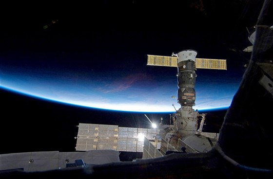 Mezinárodní vesmírná stanice (ISS) nad Zemí. Ilustrační foto