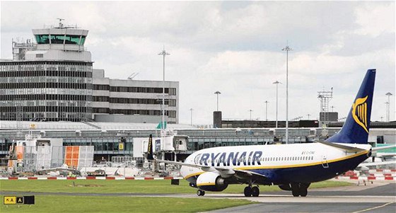 Letadlo spolenosti Ryanair na letiti v Manchesteru. Ilustraní foto