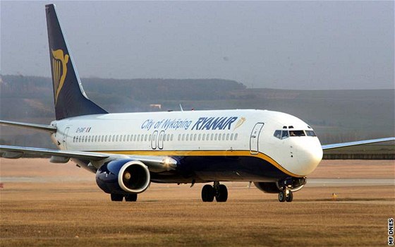Letadlo spolenosti Ryanair na letiti v Brn. Ilustraní foto