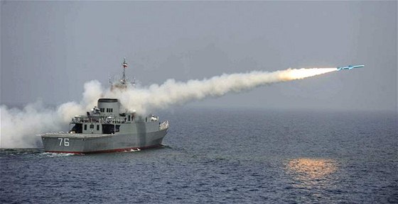 Íránská válečná loď Jamaran při cvičné střelbě raketami dlouhého doletu Noor. (9. března 2010)