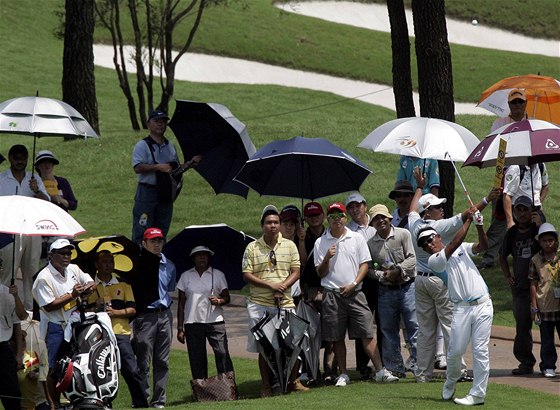 Úmorné vedro druhého kola Malaysian Open 2010 pocítil Thongchaj Jaidee i diváci.