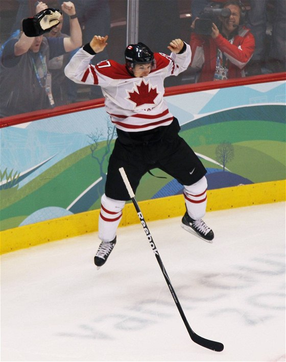 GÓÓÓÓL! Kdepak, Sidney Crosby se nezblánil. Jen práv vstelil vítzný gól Kanady v prodlouení olympijského turnaje.