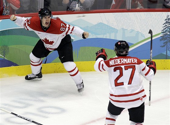 Scott Niedermayer byl první, kdo se s Crosbym radoval ze zlatého gólu ve finále ZOH Vancouver 2010