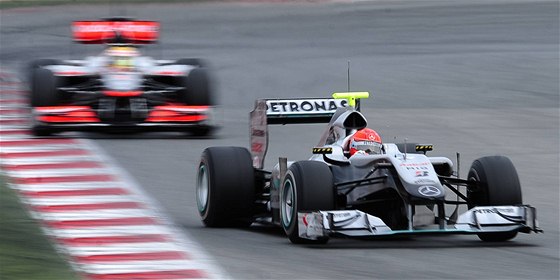 Lewis Hamilton s McLarenem pi testech v Barcelon (vzadu) pronásleduje Michaela Schumachera s mercedesem.
