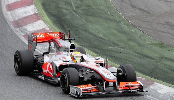 Lewis Hamilton s McLarenem pi testech v Barcelon.