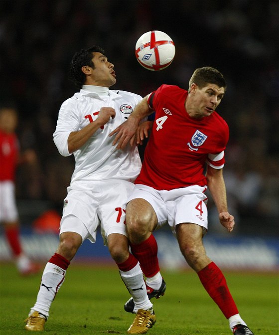 V pípravném duelu s Egyptem se pedstavuje kapitán anglické reprezentace Steven Gerrard (vpravo)