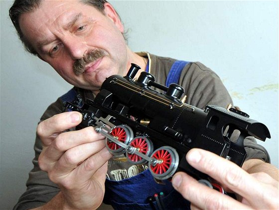 Montáž elektrické lokomotivy ve firmě Merkur Toys v Polici nad Metují