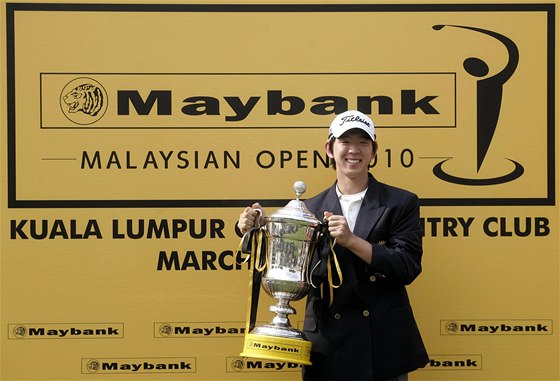 No Sung-jul s pohárem pro vítze Malaysian Open.