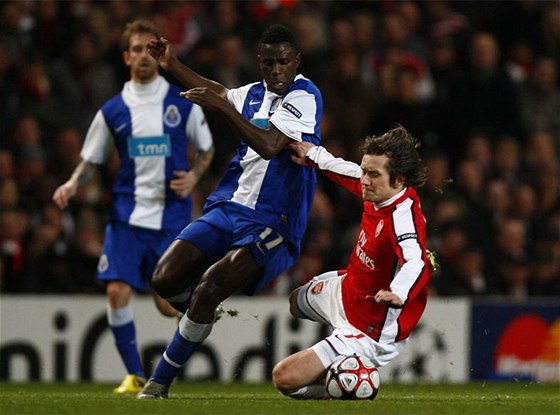 Tomá Rosický z Arsenalu padá po souboji se Silvestrem Varelou z FC Porto v utkání Ligy mistr