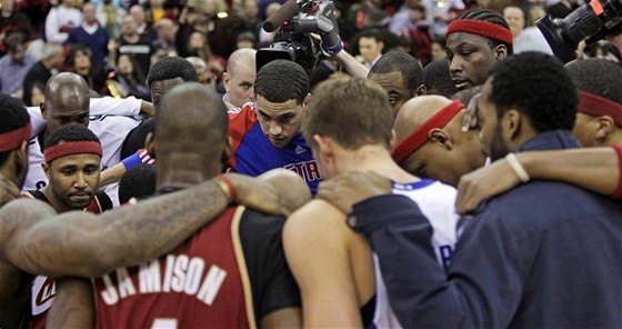 CO S NÍM BUDE? Basketbalisté Clevelandu Cavaliers a Detroitu Pistons se sklánjí ke spolené modlitb pro Rodneyho Stuckeyho, který zkolaboval na stídace.